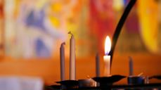 Detalj fra lysgloben med altertavle i bakgrunnen.