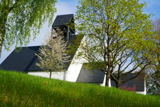 Holmen kirke om sommeren. Foto: Norunn Edvardsen