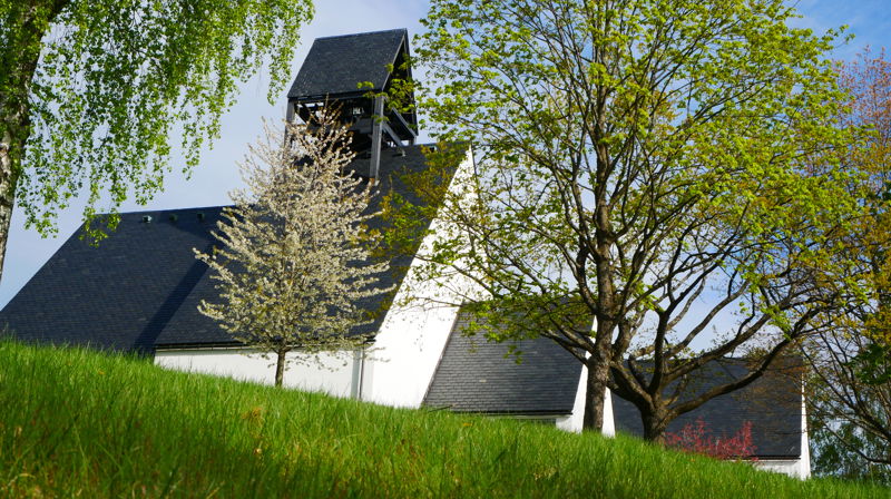 Holmen kirke om sommeren. Foto: Norunn Edvardsen