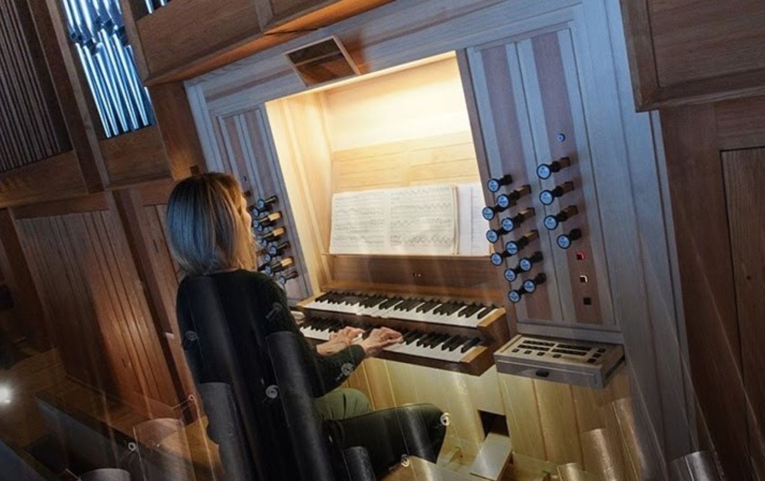 Kantor Marilyn ved orgelet