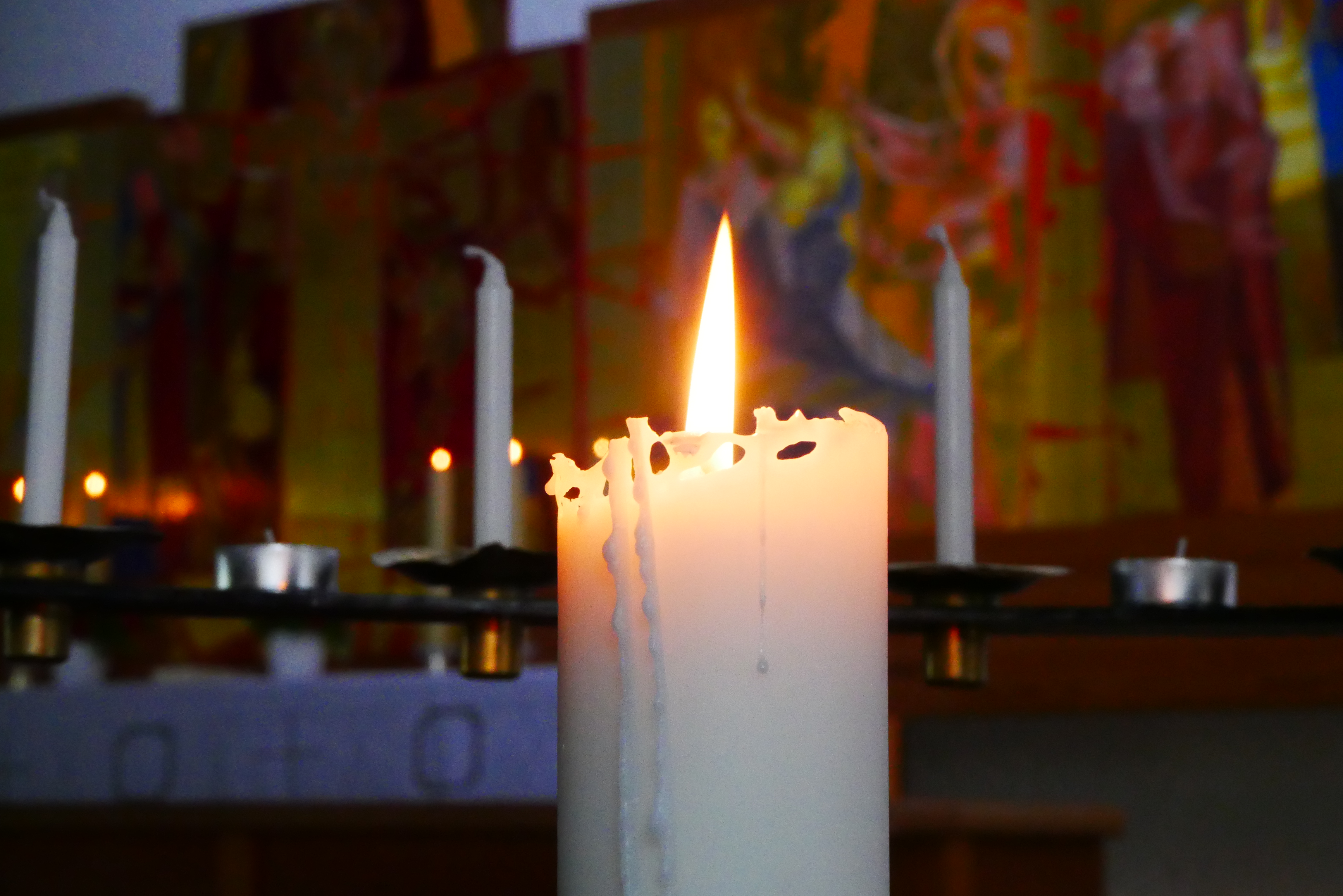 Fra Holmen kirke, et tent stearinlys. Foto: Norunn Omberg Edvardsen