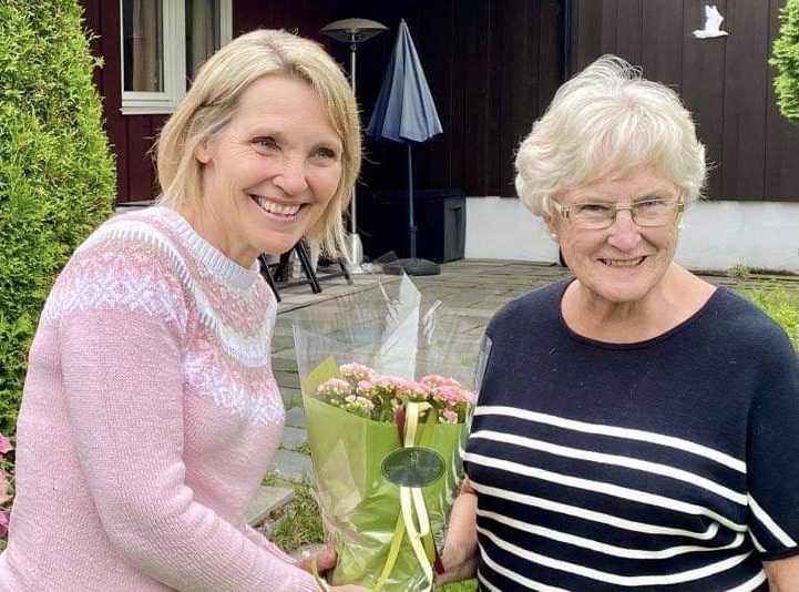 Marilyn Brattskar overrekker blomster til vinner Bjørg Asbjørnsen