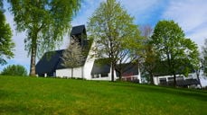 Holmen kirke en maidag. Foto Norunn Edvardsen.