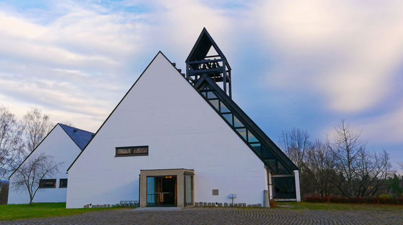Holmen kirke. Foto: Norunn Edvardsen