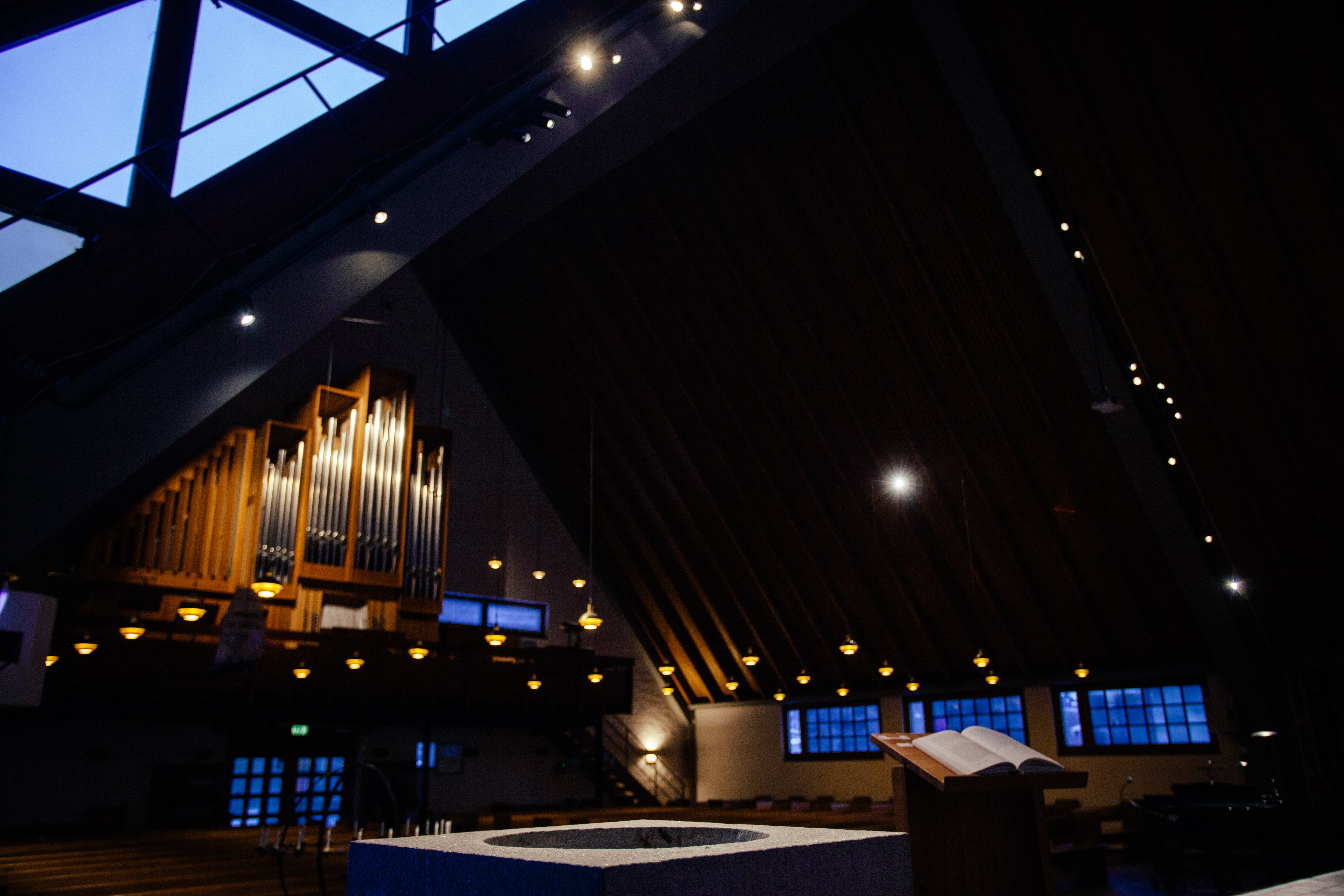 Dunkelt kirkerom sett mot orgelet. Foto D.T. Tveita