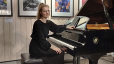 Siri Valberg ved flygelet