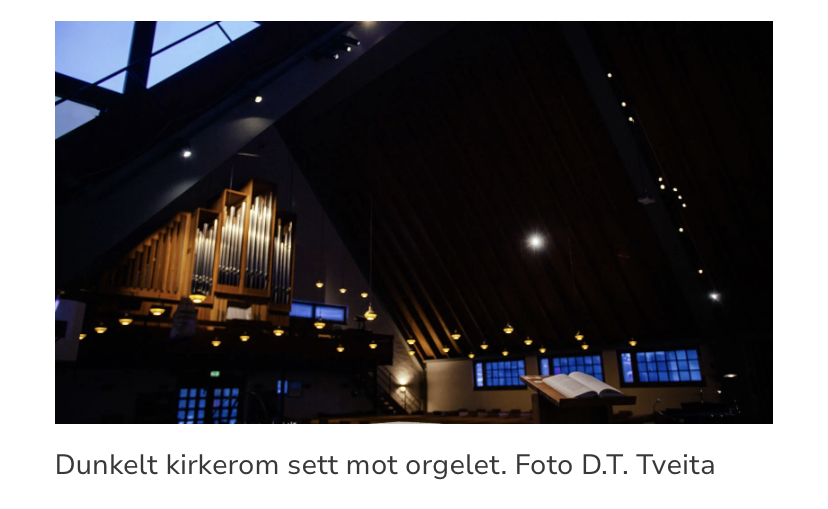 Marilyn ved orgelet. 