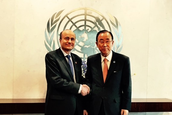 Hans Brattskar under et møte med tidligere generalsekretær i FN, Ban Ki-moon. Foto: brukes med tillatelse. 