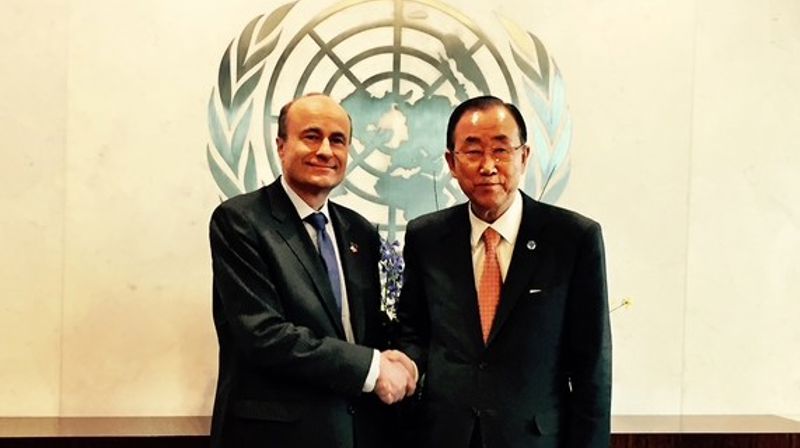 Hans Brattskar under et møte med tidligere generalsekretær i FN, Ban Ki-moon. Foto: brukes med tillatelse.