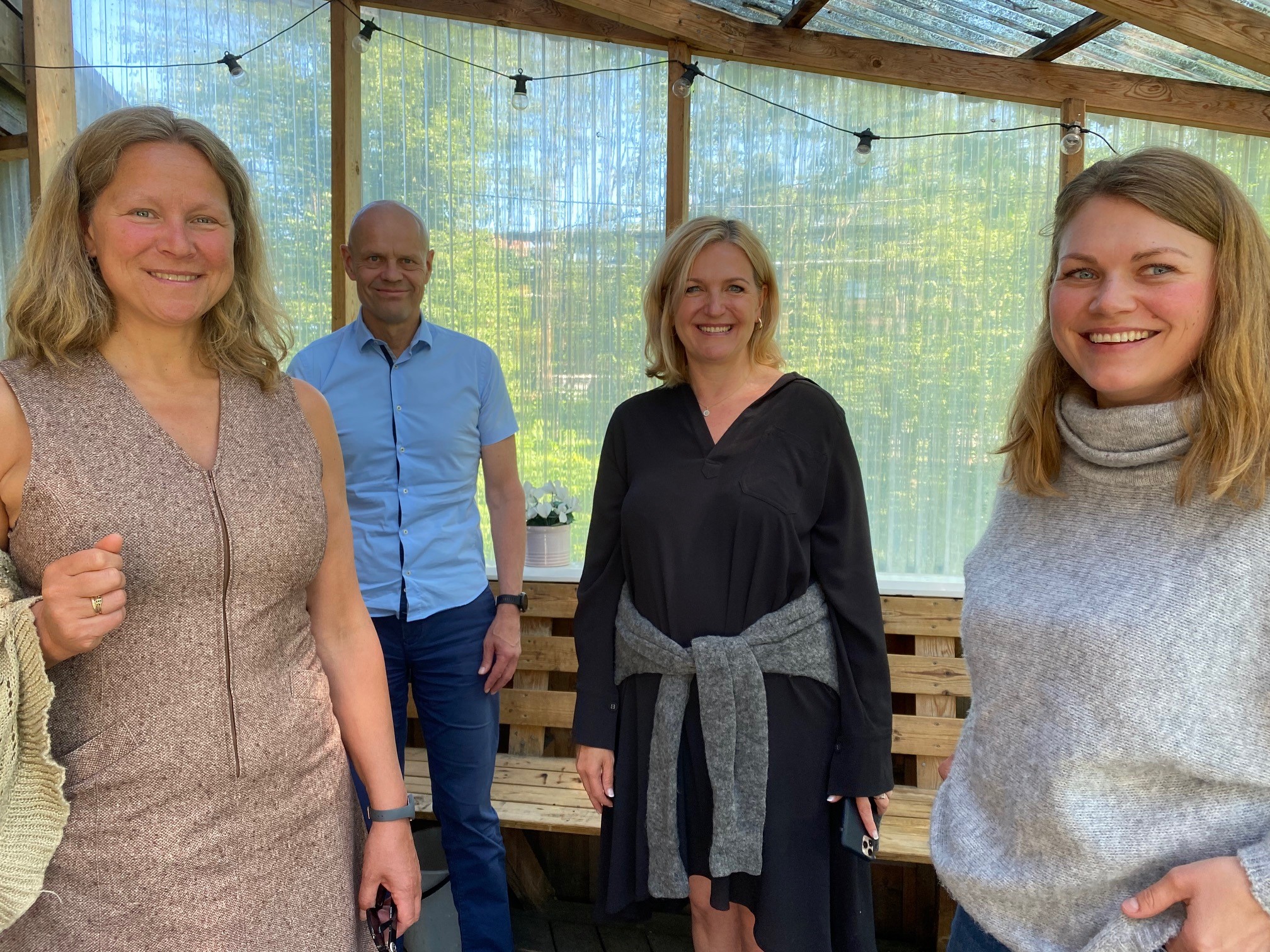 Leder av Asker kommunes hovedutvalg for velferd, Cecilie Lindgren, besøkte i juni Kirkens feltarbeid i Asker. Fra venstre: Nestleder i Kirkens feltarbeid i Asker, Inger Johanne Aaby, Cecilie Lindgren, kirkesjef John Grimsby og daglig leder Gudrun Brøvig Silde.