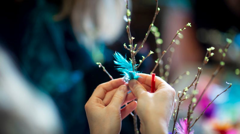 Fastelavn feires gjerne med å pynte fastelavnsris og å spise fastelavnsboller. Foto: Bo Mathisen