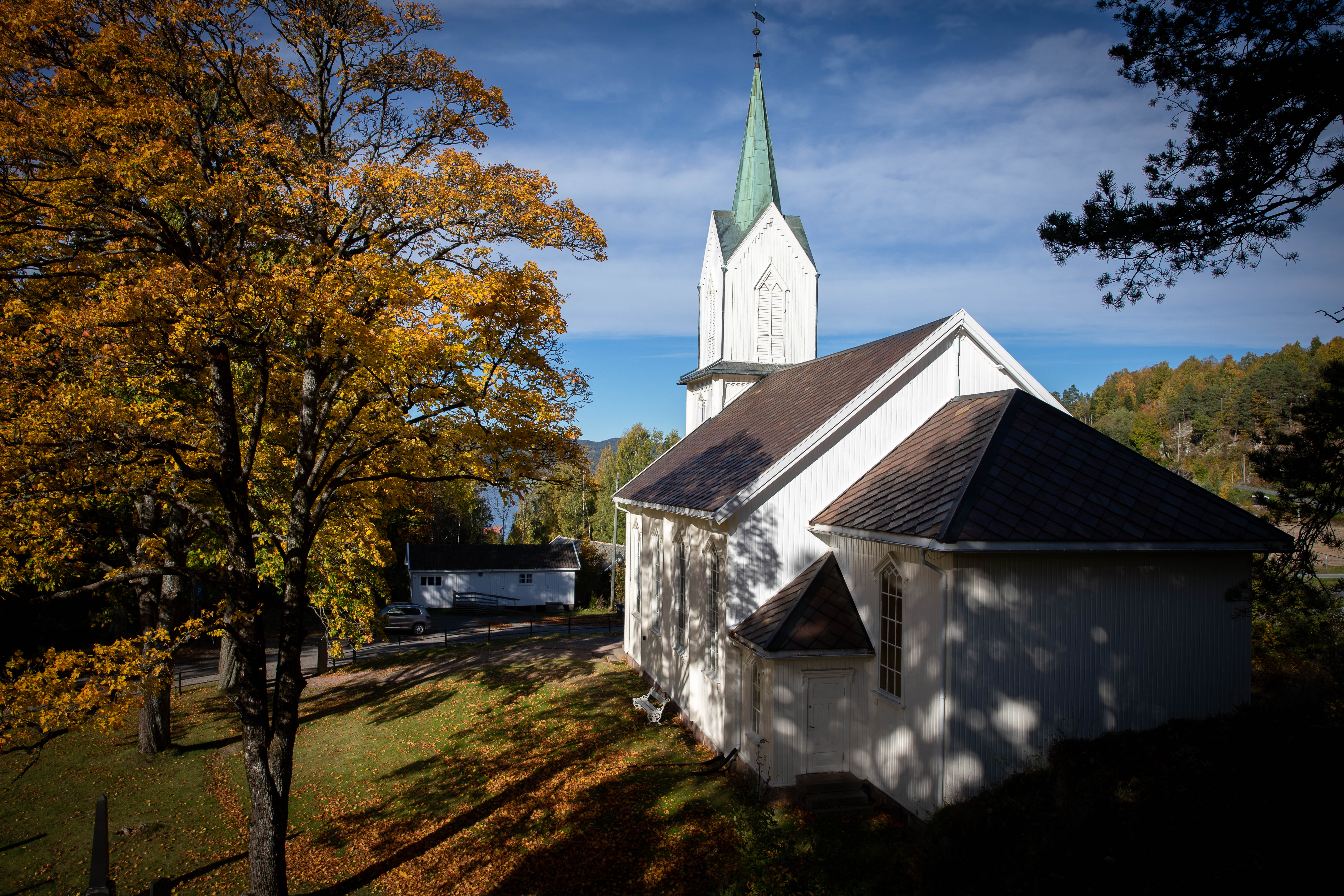 Holmsbu kirke er under rehabilitering. Innvendige og utvendige stillaser dekker store deler av kirkebygget i 2026. Snart vil kirken skinne igjen, i all sin prakt, både inni og utenpå. Foto: Pål A. Berg.