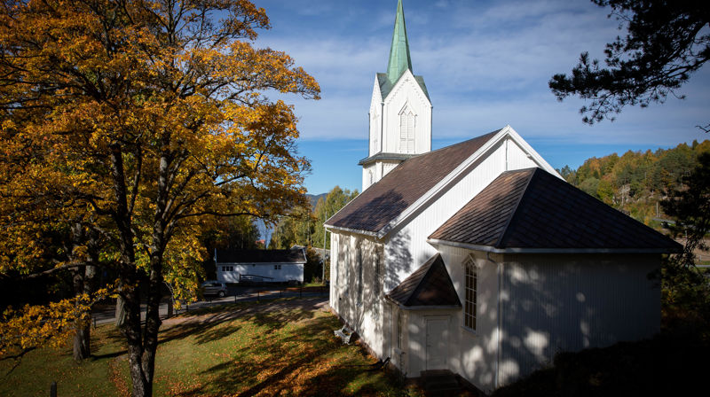 Holmsbu kirke er under rehabilitering. Innvendige og utvendige stillaser dekker store deler av kirkebygget i 2026. Snart vil kirken skinne igjen, i all sin prakt, både inni og utenpå. Foto: Pål A. Berg.
