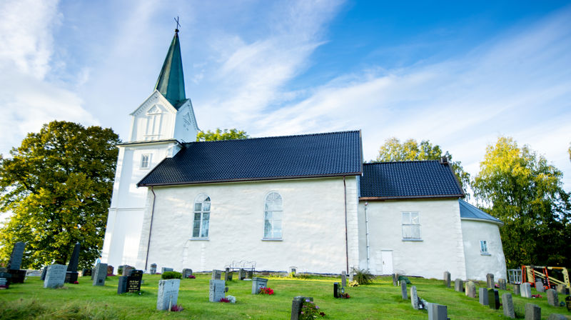 Hurum middelalderkirke på Klokkarstua står åpen hver lørdag gjennom sommeren. Foto: Bo Mathisen