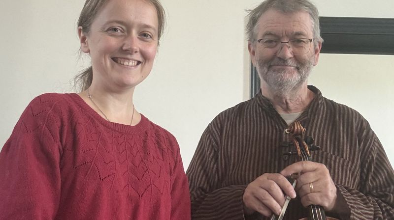 Tatiana Kapustina og Torjus Moland spiller opp til folkemusikkmesse med schwung, søndag 1. mars i Kongsdelene kirke..