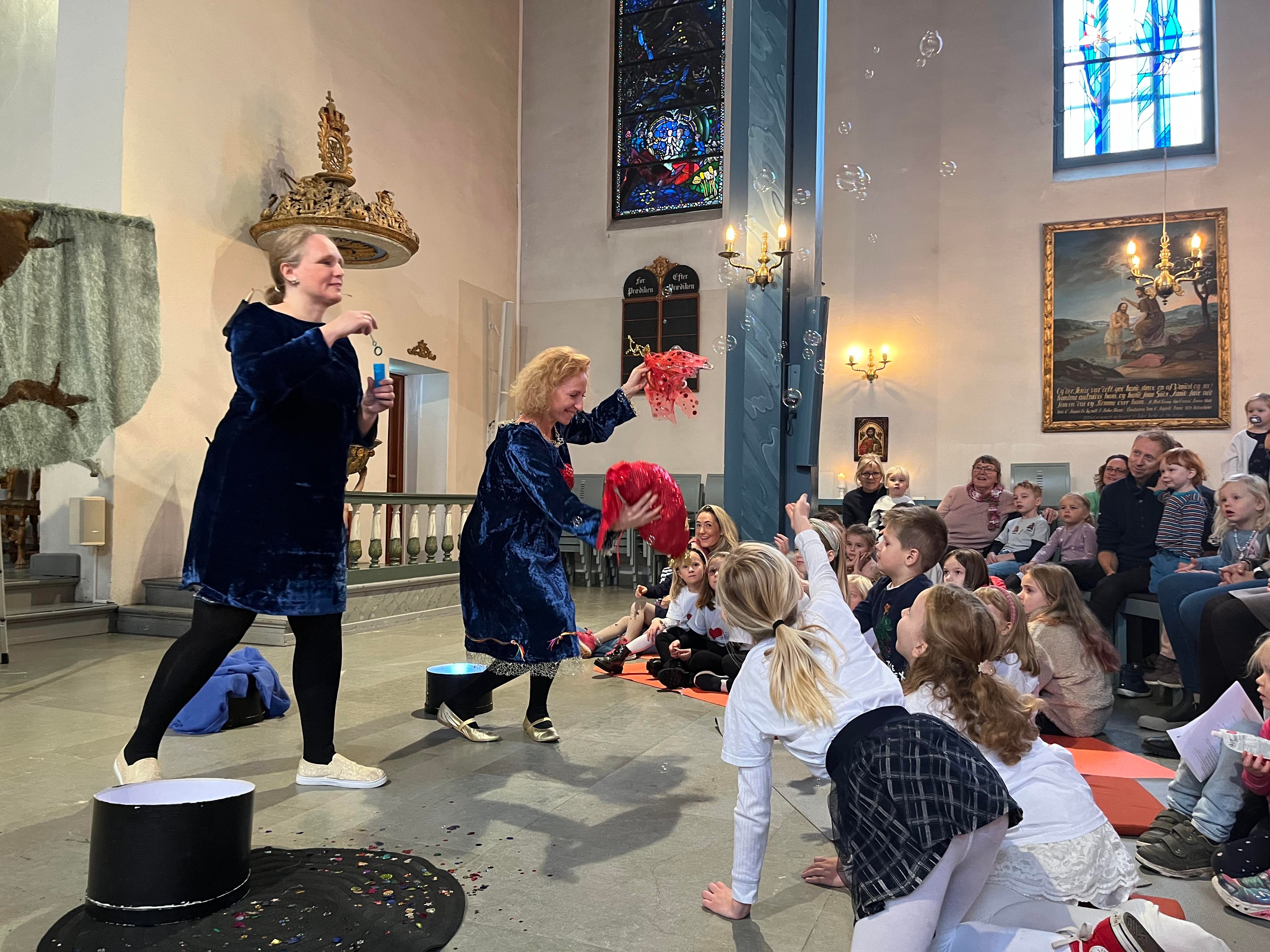 Teatergudstjeneste og utdeling av 4-årsbok i Østenstad kirke