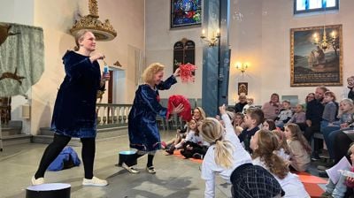 Teatergudstjeneste og utdeling av 4-årsbok i Østenstad kirke