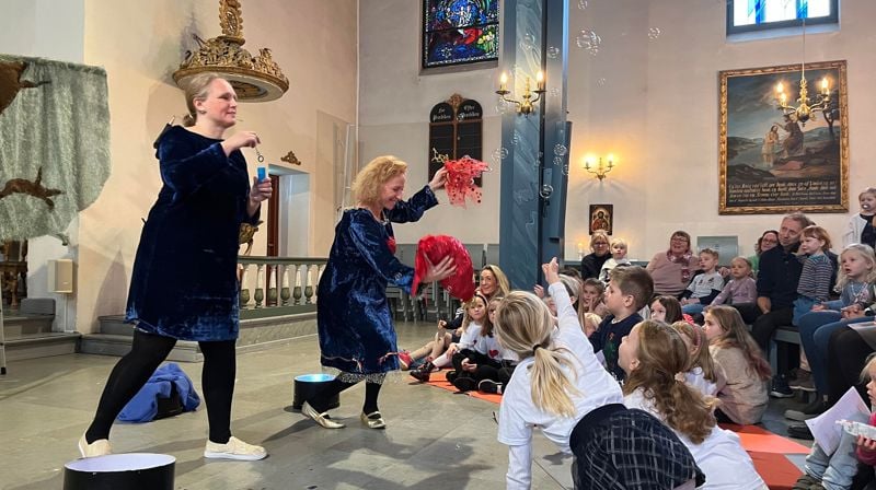 Teatergudstjeneste og utdeling av 4-årsbok i Østenstad kirke