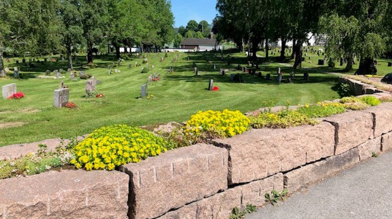 Ny beplantning på Røyken kirkegård