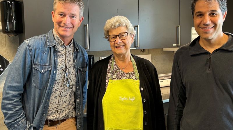 Tor Kessel (til venstre) sammen med Målfrid Hylland og Mahran Alhadad som var på jobb i kaféen denne dagen.