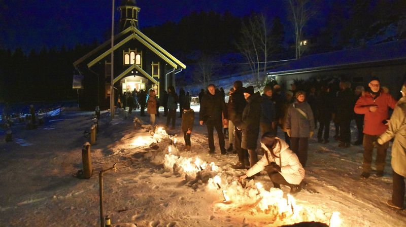 Fakkeltoget gitt fra akuttmottaket til Filtvet kirke. Foto: Edgar Dehli/Røyken og Hurums Avis. Gjengitt med tillatelse.