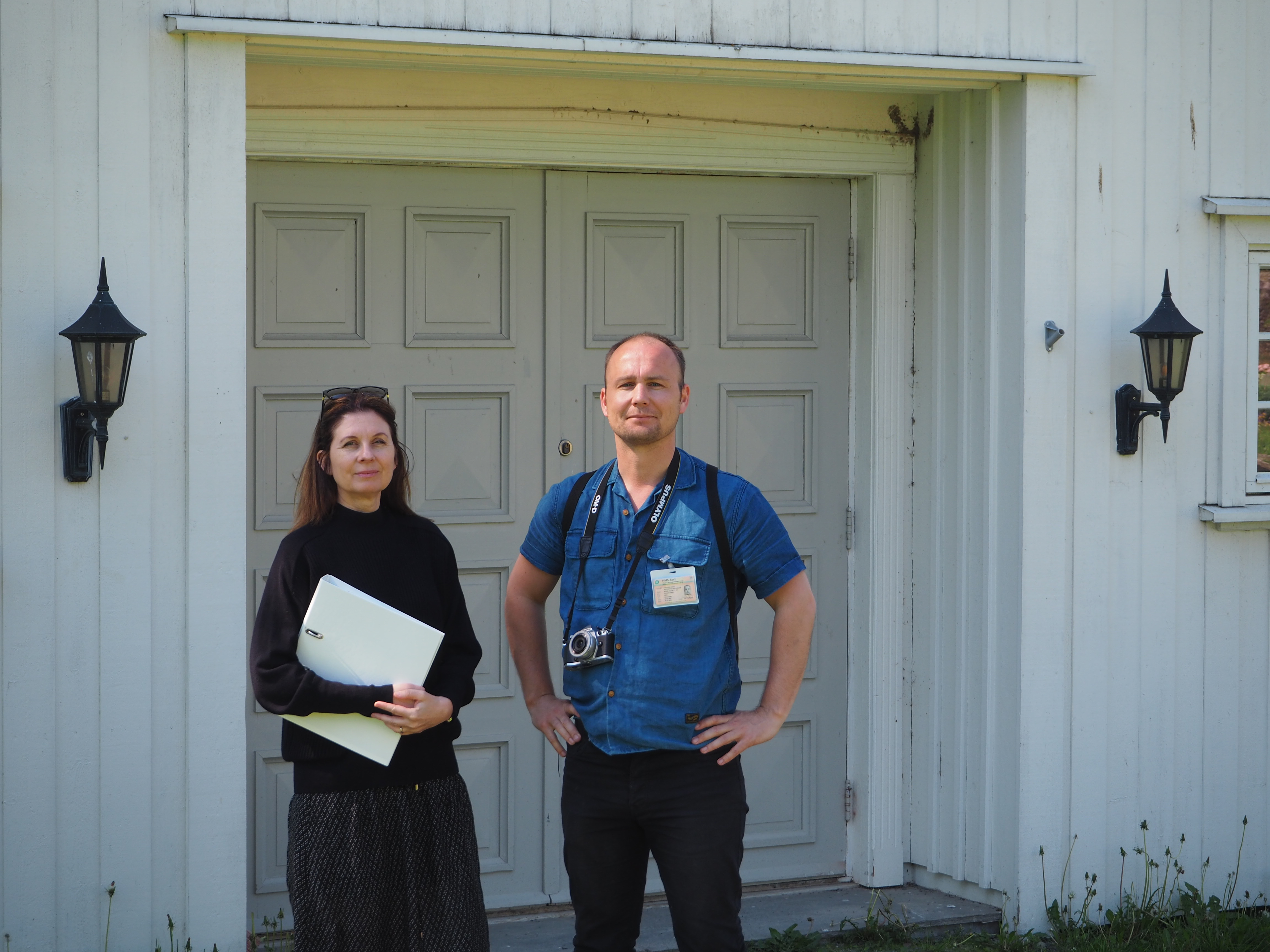 Elisabeth Andersen og Fredrik Berg foran Nes gravkapell. Foto: NIKU