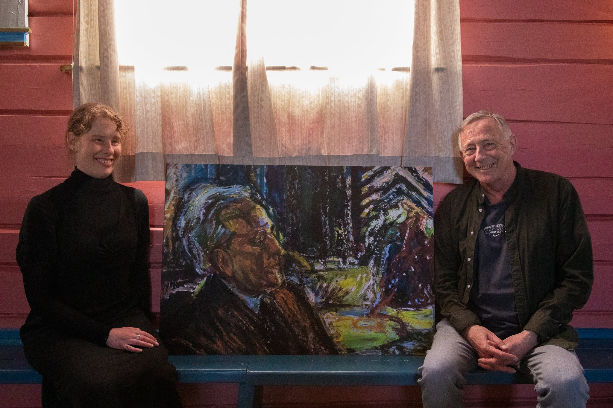 Hege Eidseter og Frank Tangen med et av Henrik Sørensens portretter av vennen Pär Lagerkvist. Foto: Pål A. Berg