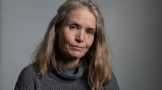 Helga Samset borer i en sterk historie på årets lyseste dag i kulturkapellet. Foto: Pål A. Berg