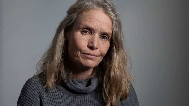 Helga Samset borer i en sterk historie på årets lyseste dag i kulturkapellet. Foto: Pål A. Berg