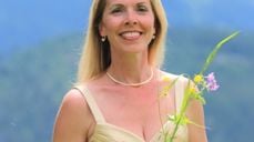 Sopran Marit Sehl er tilbake på hjemlige trakter. Søndag hører vi henne i samspill med pianist Monica Tomescu-Rohde. Fortellerne Hege Eidseter og Frank Tangen lar seg inspirere av Åge Storsteins maleri i korbuen, "Emmausvandrerne". Foto: Privat