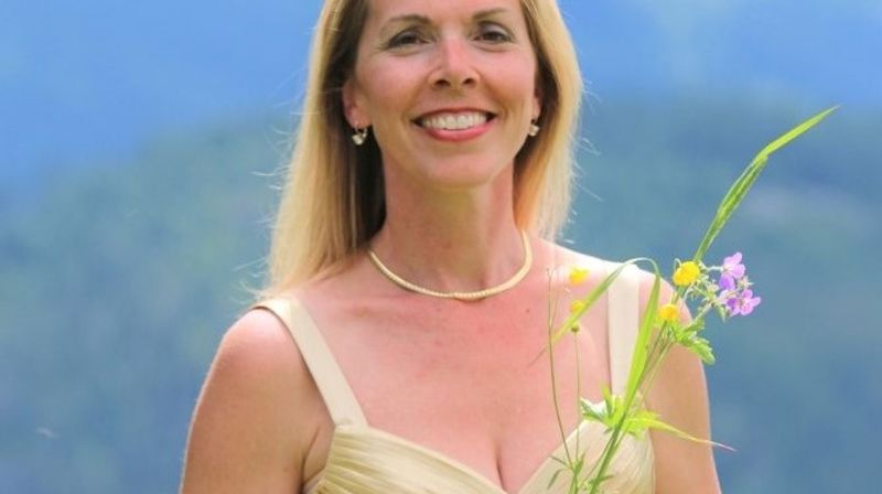 Sopran Marit Sehl er tilbake på hjemlige trakter. Søndag hører vi henne i samspill med pianist Monica Tomescu-Rohde. Fortellerne Hege Eidseter og Frank Tangen lar seg inspirere av Åge Storsteins maleri i korbuen, "Emmausvandrerne". Foto: Privat