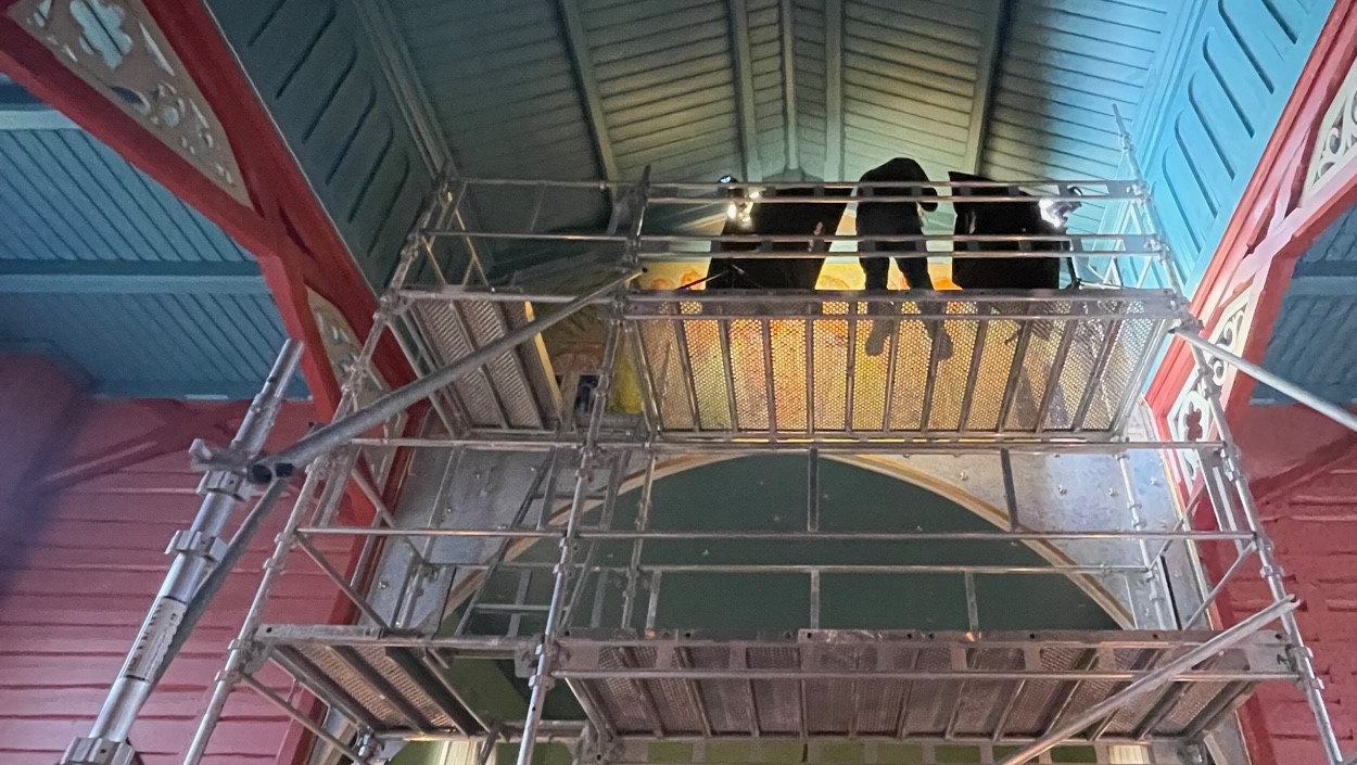 Pål A. Berg jobbet fra stillaser høyt oppe under taket i kirken. Foto: Pål A. Berg.