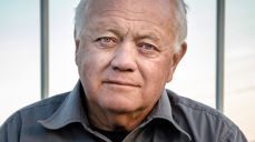 Stein Lunde forteller en sterk historie om løsgjengeren og dikteren Hans Aleksander Hansen, i kulturkapellet på søndag. Foto: Knut Røthe