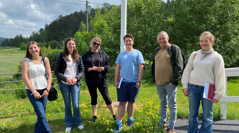 Her er noen av kirkevertene og kunstomviserne som var i sving sommeren 2024. Foto: Søndre Hurum menighet