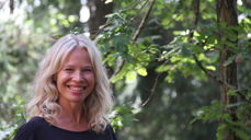 I kulturkapellet 11. juni forteller Målfrid Ravnåsen Vangen om Henrik Sørensens forhold til Holmsbu og Vinje. Foto: Turid Delerud