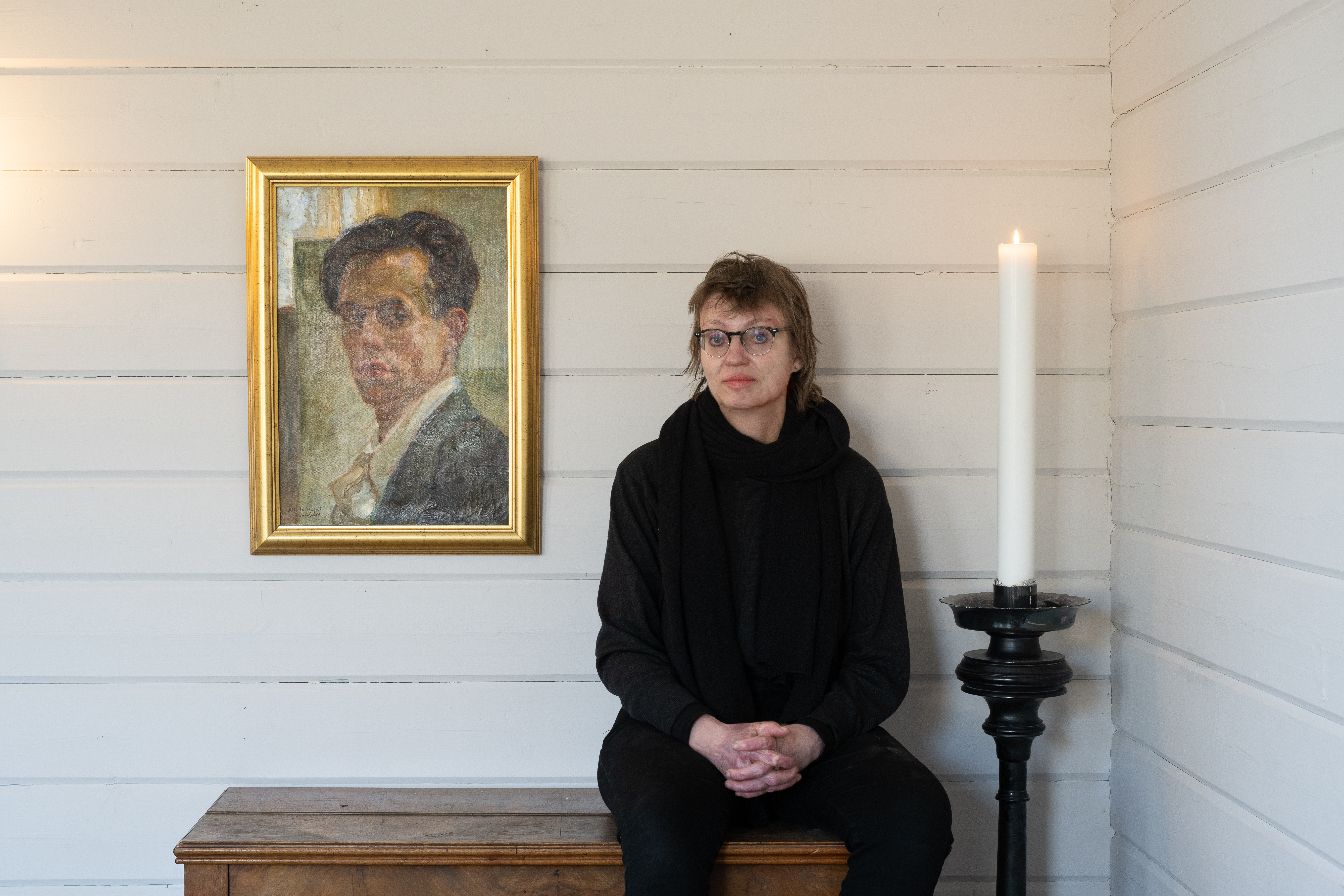 Tiril Bjørkvold, utstillingsansvarlig, med Alberto Rosatis selvportrett. Foto: Torbjørn Tandberg