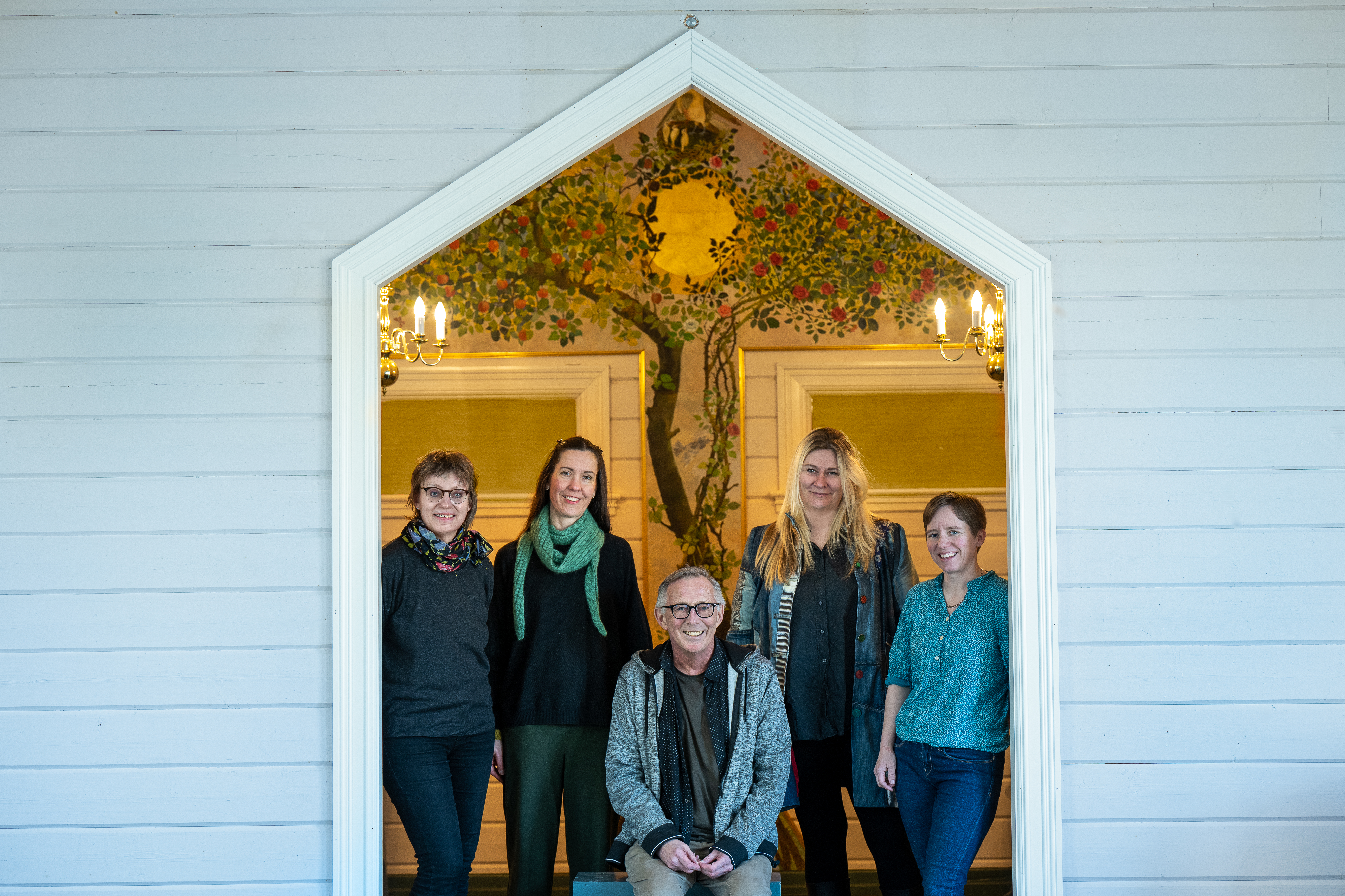 Her foran Simonetta Saengers "Livets tre" står Tiril B. Bjørkvold, utstillingsansvarlig og vertskap, Hildegunn Opstad, daglig leder for menighetene i Hurum, Frank Tangen, prosjektleder for kulturkapellet, Linda Marthinsen, kultur- og arrangementsansvarlig for åpen kirke og kunstkonsertene, Randi Roås, leder i Søndre Hurum menighetsråd. Foto: Torbjørn Tandberg