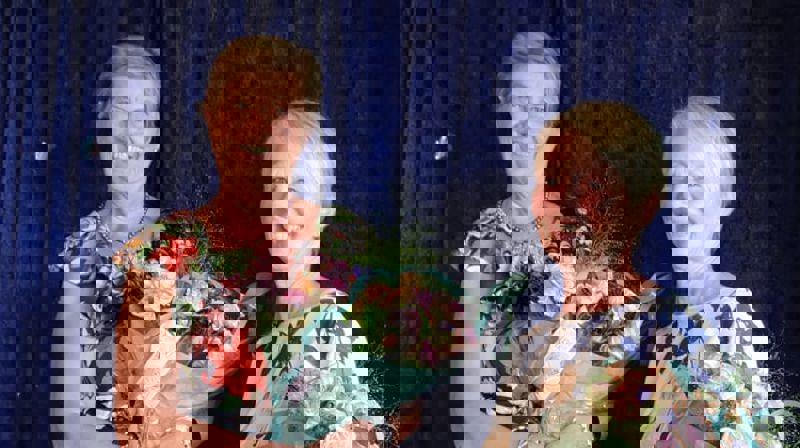 Randi Holt og Beate Hvesser takkes av i Engelsrud barnehage juni 2020. Foto: Jorunn Bottolfs