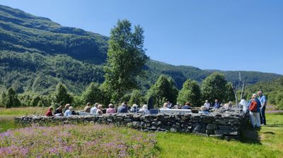 Gudsteneste på Aurdalen kyrkjegard