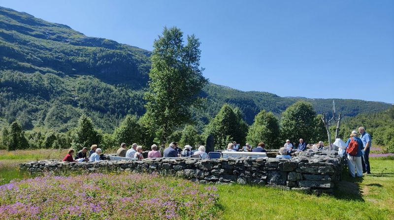 Gudsteneste på Aurdalen kyrkjegard