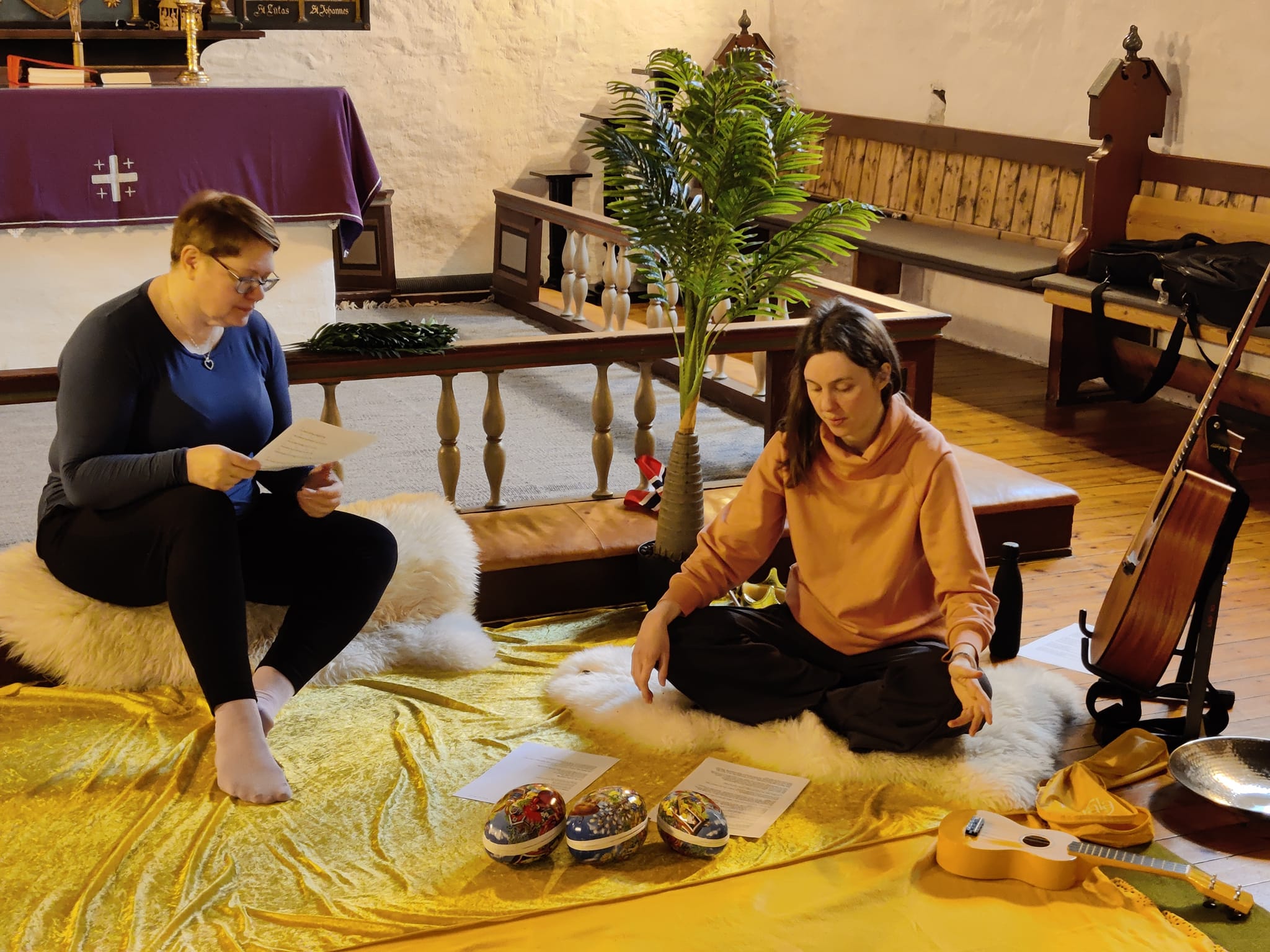 Sokneprest Anna Elisabet Gestsdòttir og trusopplærar i Lerdal Karoline Thyri leiar påskesamling i Vangen kyrkje