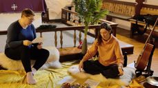 Sokneprest Anna Elisabet Gestsdòttir og trusopplærar i Lerdal Karoline Thyri leiar påskesamling i Vangen kyrkje