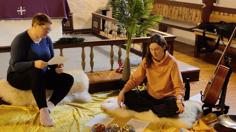 Sokneprest Anna Elisabet Gestsdòttir og trusopplærar i Lerdal Karoline Thyri leiar påskesamling i Vangen kyrkje