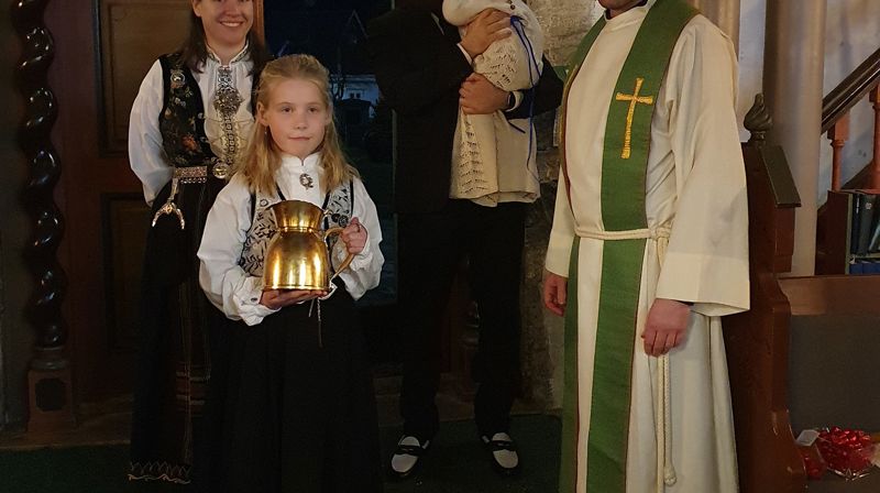 Ungdomsprest i Sogndal Andreas Danbolt står saman med dåpsfylgjet.