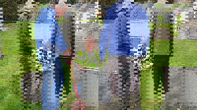 Dugnad på kyrkjegardane