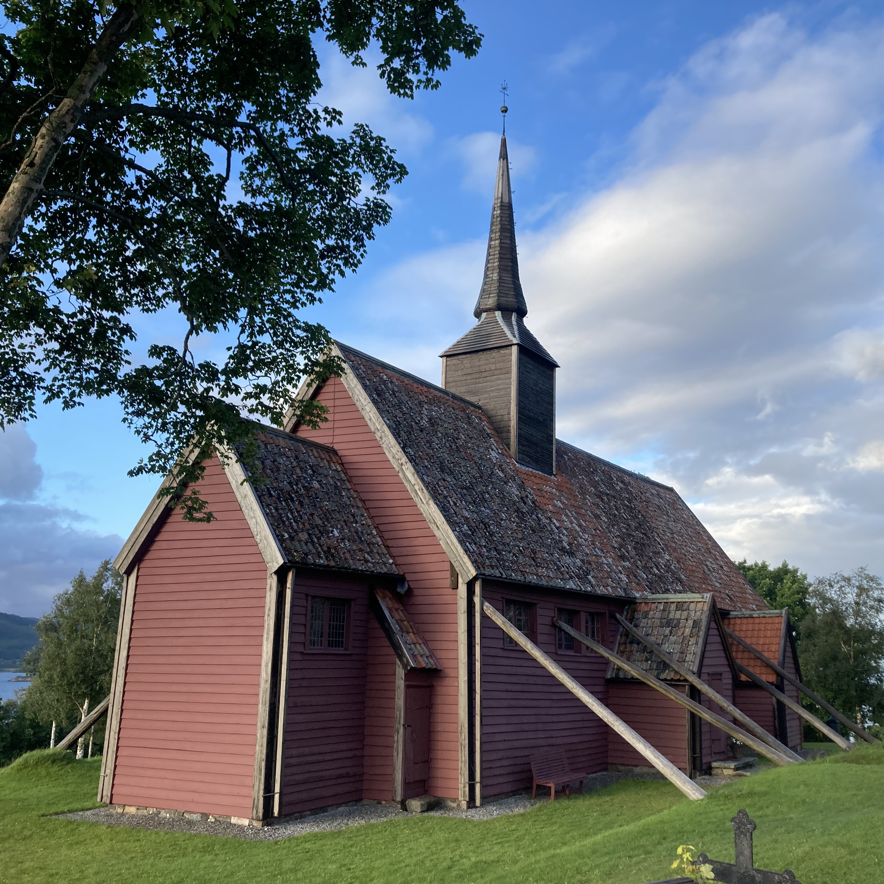 Kvernes stavkirke