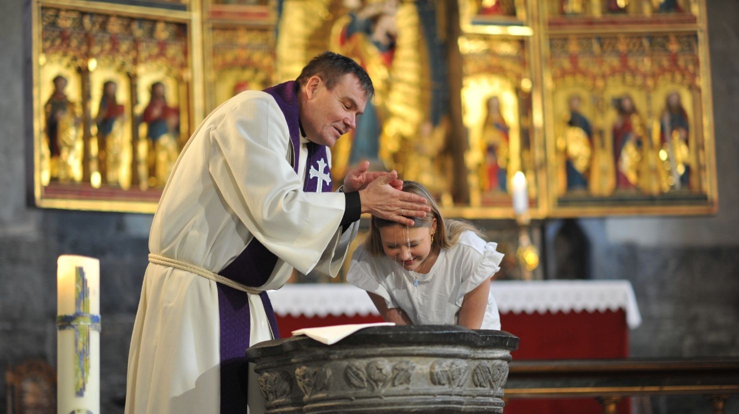 Dåpen er for alle, uansett alder. Du er alltid velkommen til dåp. Her fra drop-in-dåp i Mariakirken i 2021.