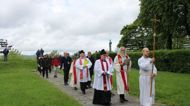 Bildet viser en tidligere pinsegudstjeneste på Kristkirketomten. Foto: Bergen domkirke menighet.
