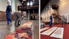 Kunstner Liv Dysthe Sønderland og leder av kunstkomiteen Aashild Grana, under monteringen i Bergen domkirke. Utstillingen åpner første pinsedag og henger til slutten av august.