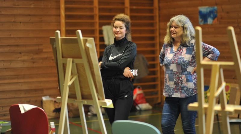 Elena og flyktningediakon Gro studerer bildet Elena har malt.